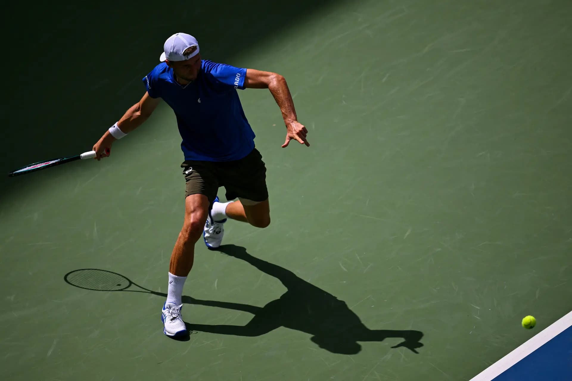 El suizo Leandro Riedi devuelve un golpe de derecha al australiano Alex De Minaur durante su partido de octavos de final individual masculino en el noveno día del torneo US Open en el Centro Nacional de Tenis Billie Jean King de la USTA en la ciudad de Nueva York, el 1 de septiembre de 2025. (Angela Weiss/AFP vía Getty Images)