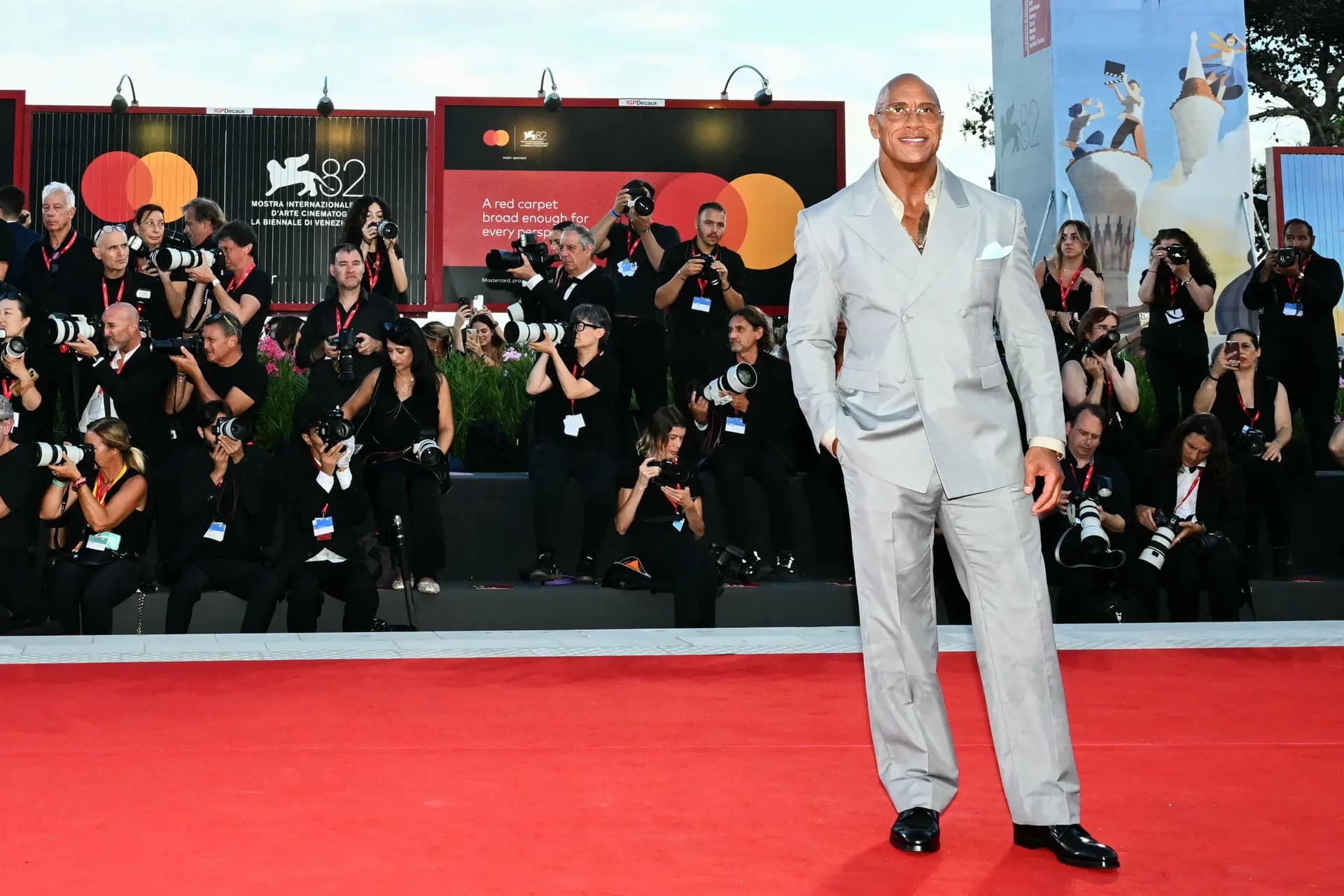 El actor y luchador estadounidense Dwayne Johnson asiste a la alfombra roja de la película "The Smashing Machine", presentada en competencia en el 82.º Festival Internacional de Cine de Venecia, en el Lido de Venecia, Italia, el 1 de septiembre de 2025. (Stefano Rellandini/AFP vía Getty Images)