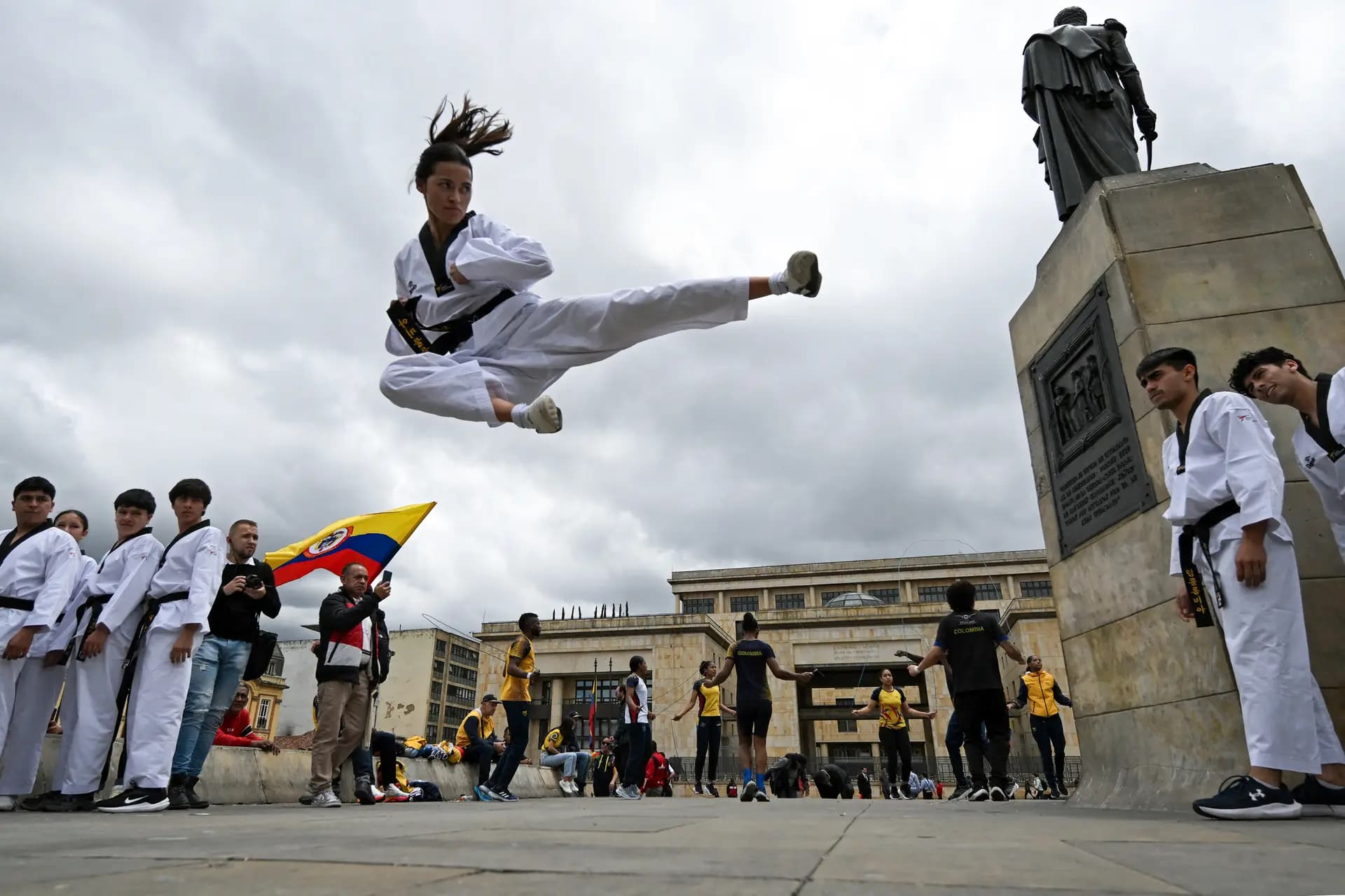 Un atleta colombiano de artes marciales se presenta durante una protesta contra la reducción del presupuesto deportivo para 2026, junto al Congreso en la Plaza Bolívar, Bogotá, el 1 de septiembre de 2025. (Raul Arboleda/AFP vía Getty Images)
