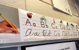 No podía leer su propio diploma: Escuelas públicas aprueban alumnos pero reprueban con la sociedad