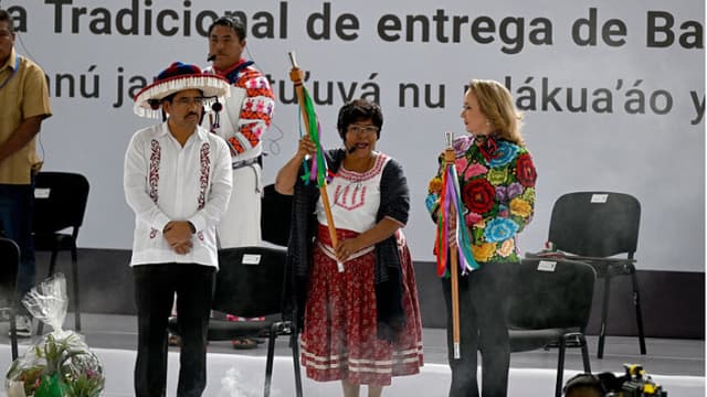 El nuevo presidente de la Corte Suprema, Hugo Aguilar Ortiz (izquierda), y la ministra del máximo tribunal de México, Yasmin Esquivel, reciben el bastón de mando en una ceremonia tradicional llevada a cabo por representantes de los pueblos indígenas y afromexicanos en la plaza del Zócalo de la Ciudad de México, el 1 de septiembre de 2025. (ALFREDO ESTRELLA/AFP vía Getty Images)