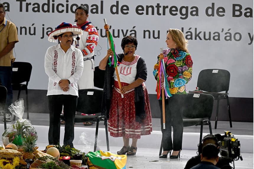 El nuevo presidente de la Corte Suprema, Hugo Aguilar Ortiz (izquierda), y la ministra del máximo tribunal de México, Yasmin Esquivel, reciben el bastón de mando en una ceremonia tradicional llevada a cabo por representantes de los pueblos indígenas y afromexicanos en la plaza del Zócalo de la Ciudad de México, el 1 de septiembre de 2025. (ALFREDO ESTRELLA/AFP vía Getty Images)