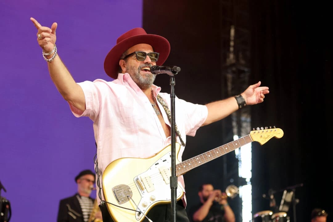 Raúl Malo, de The Mavericks, actúa en el escenario durante el tercer día del Festival Stagecoach 2022 en el Empire Polo Field de Indio, California, el 1 de mayo de 2022. (Rich Fury/Getty Images para Stagecoach)