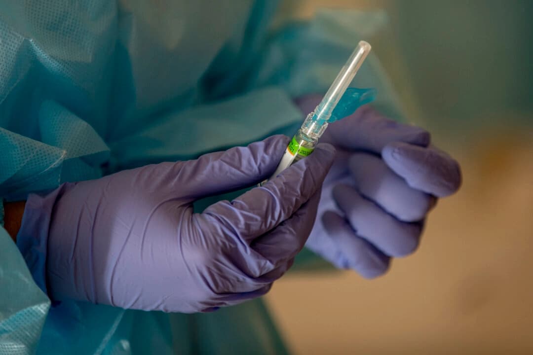 Un profesional de la salud prepara una vacuna contra la gripe en Las Rozas, España, en una imagen de archivo del 14 de octubre de 2020. (Pablo Blázquez Domínguez/Getty Images).