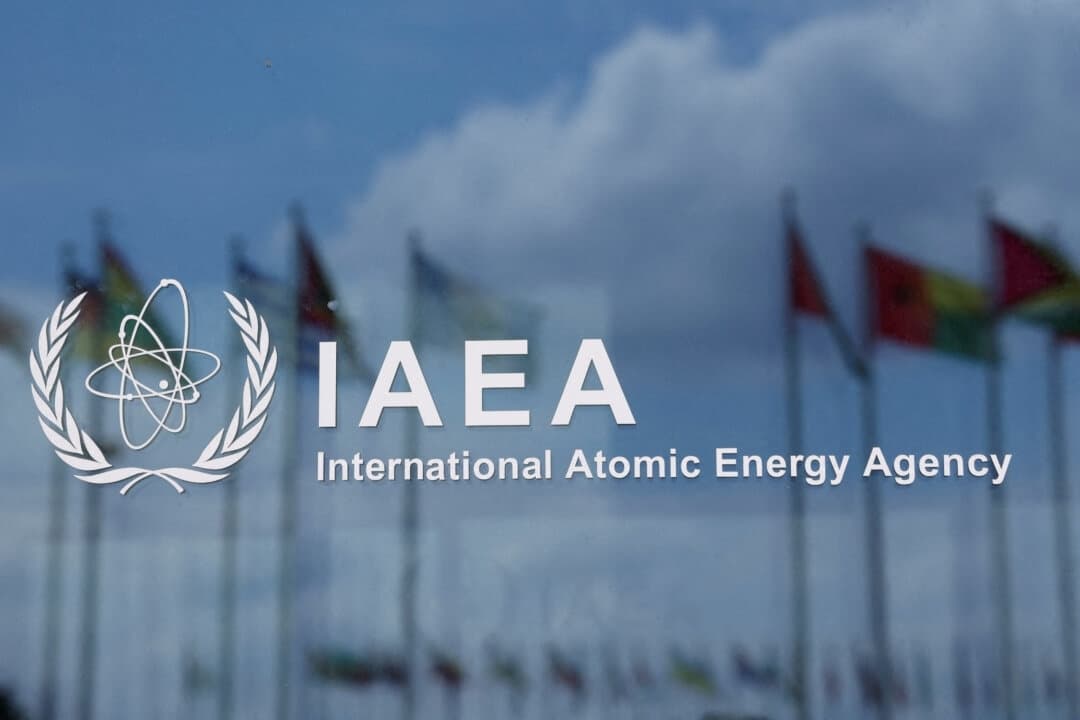 El logotipo de la Agencia Internacional de Energía Atómica (AIEA) se muestra en la sede de la agencia el día de la inauguración de una reunión trimestral de tu Junta de Gobernadores, integrada por 35 países, celebrada en Viena el 3 de junio de 2024. (Leonhard Foeger/Reuters)
