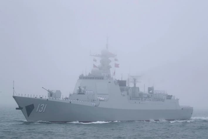 El destructor de misiles guiados tipo 052D Taiyuan de la Armada del Ejército Popular de Liberación (EPL) de China participa en un desfile naval para conmemorar el 70 aniversario de la fundación de la Armada del EPL de China en el mar cerca de Qingdao, en la provincia oriental de Shandong, China, el 23 de abril de 2019. (Mark Schiefelbein/AFP vía Getty Images)