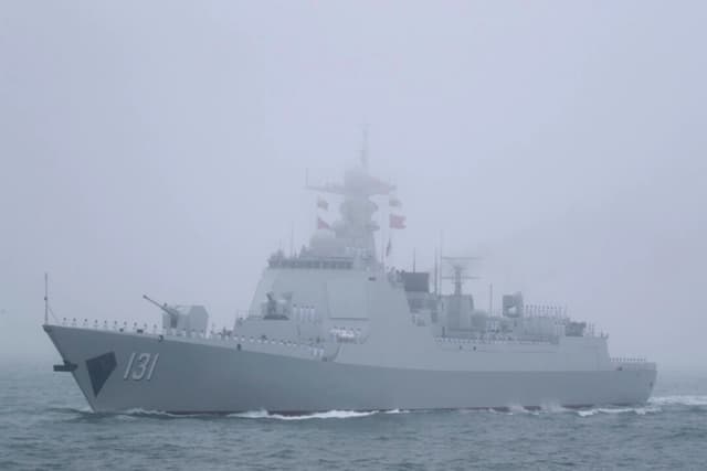 El destructor de misiles guiados tipo 052D Taiyuan de la Armada del Ejército Popular de Liberación (EPL) de China participa en un desfile naval para conmemorar el 70 aniversario de la fundación de la Armada del EPL de China en el mar cerca de Qingdao, en la provincia oriental de Shandong, China, el 23 de abril de 2019. (Mark Schiefelbein/AFP vía Getty Images)