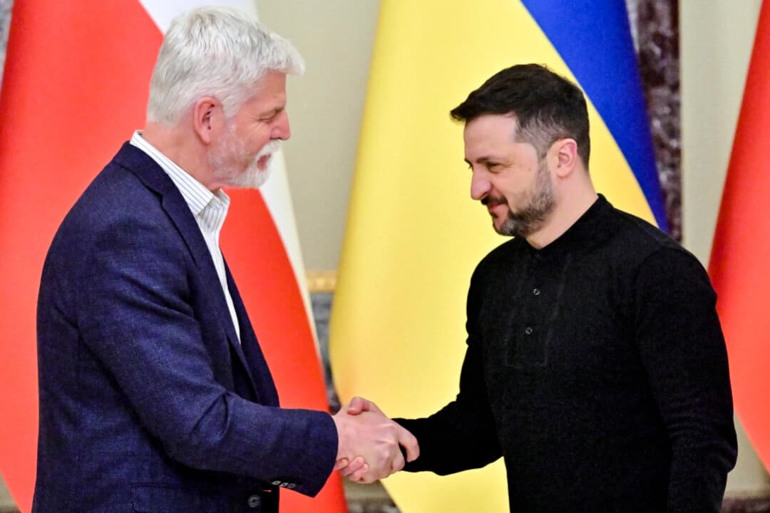 El presidente de Ucrania, Volodímir Zelenski (derecha), y el presidente checo, Petr Pavel, se dan la mano tras una rueda de prensa celebrada tras las conversaciones mantenidas en Kiev, Ucrania, el 21 de marzo de 2025. (Sergei Supinsky/AFP a través de Getty Images).