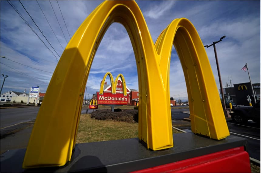 McDonald's amplía menú económico y aviva la competencia en el sector de comida rápida