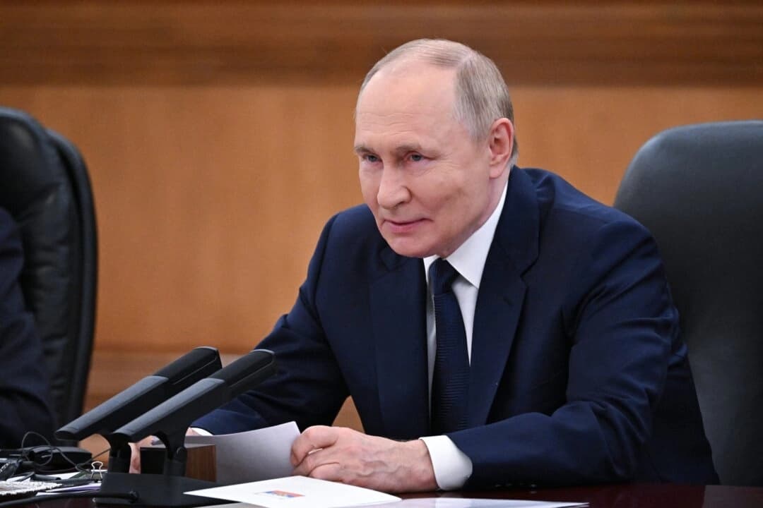 El presidente ruso, Vladímir Putin, asiste a una reunión con el líder chino, Xi Jinping, en Beijing el 2 de septiembre de 2025. (Sergey Bobylev/Pool/AFP a través de Getty Images)
