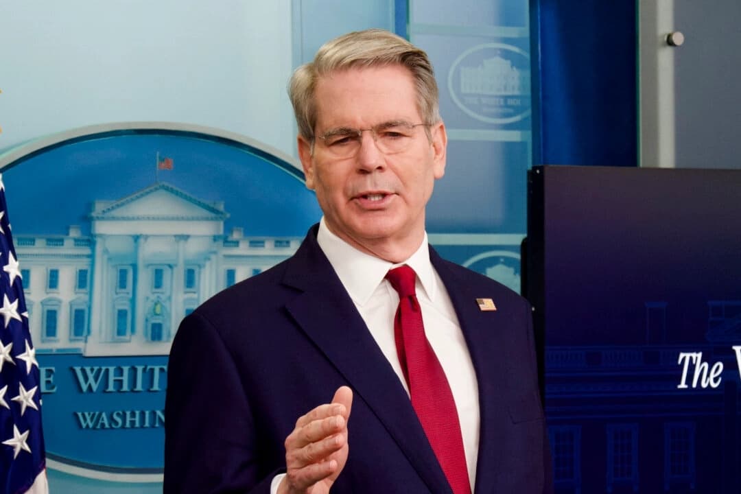 El secretario del Tesoro, Scott Bessent, habla con los periodistas durante una rueda de prensa en la Casa Blanca el 29 de abril de 2025. (Travis Gillmore/The Epoch Times)
