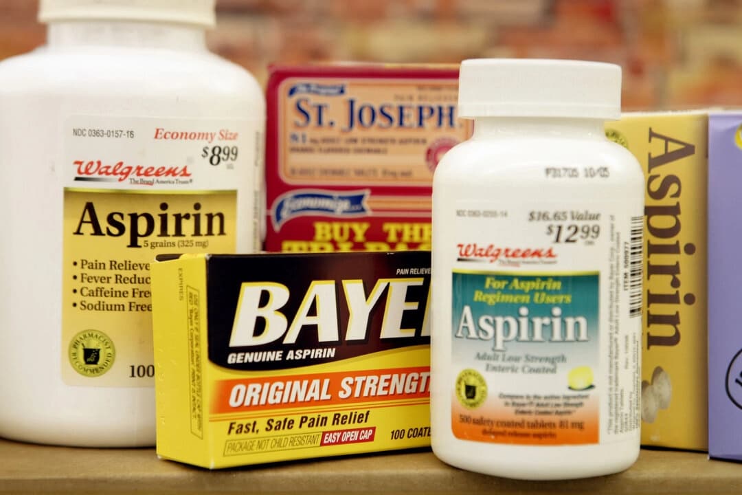 Productos de aspirina en los estantes de una farmacia Walgreens en Chicago el 26 de mayo de 2004. (Scott Olson/Getty Images)
