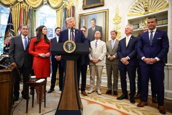 El presidente Donald Trump habla con los medios de comunicación en la Oficina Oval, el 2 de septiembre de 2025. (Alex Wong/Getty Images)