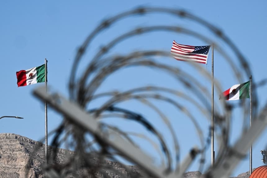 Las banderas de Estados Unidos y México ondean al viento cerca del Puerto de Entrada Paso del Norte de la Oficina de Aduanas y Protección Fronteriza (CBP, por sus siglas en inglés) en la frontera entre Estados Unidos y México, en El Paso, Texas, el 9 de mayo de 2023. (PATRICK T. FALLON/AFP vía Getty Images)
