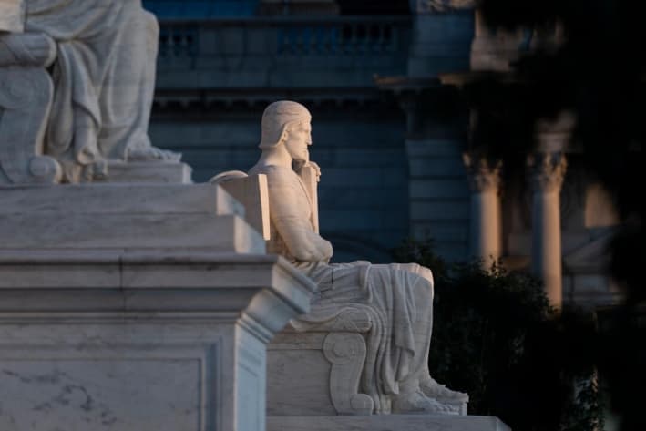 Estatua de la Autoridad de la Ley en la Corte Suprema de Estados Unidos, en Washington, el 8 de agosto de 2025. (Madalina Kilroy/The Epoch Times)