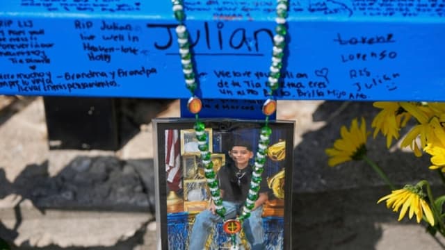 Un memorial improvisado para Julian Guzmán, de 11 años, que fue asesinado por un disparo durante una broma con el timbre de la puerta, se muestra el martes 2 de septiembre de 2025 en Houston. (AP Photo/David J. Phillip)
