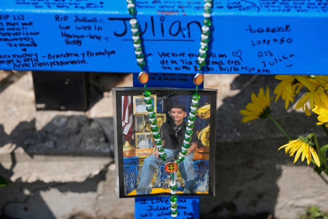 Un memorial improvisado para Julian Guzmán, de 11 años, que fue asesinado por un disparo durante una broma con el timbre de la puerta, se muestra el martes 2 de septiembre de 2025 en Houston. (AP Photo/David J. Phillip)
