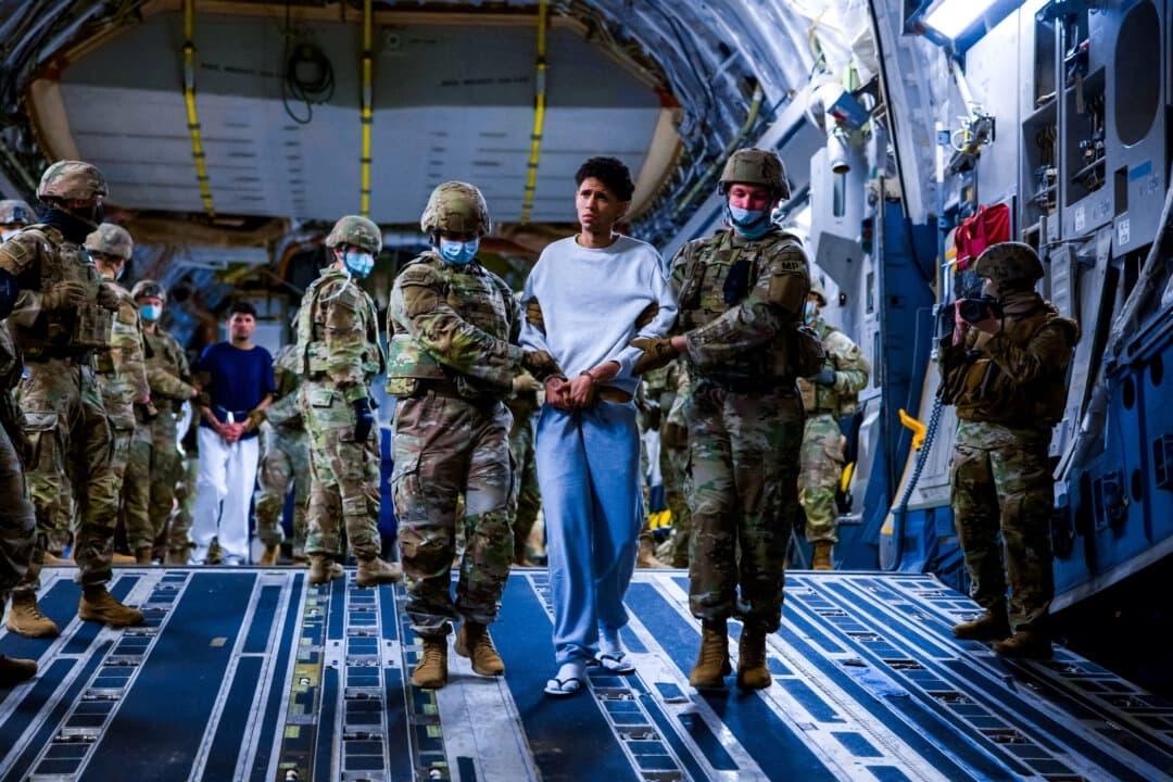 Corte dictamina como ilegal invocación de ley de tiempos de guerra para deportar pandillas venezolanas