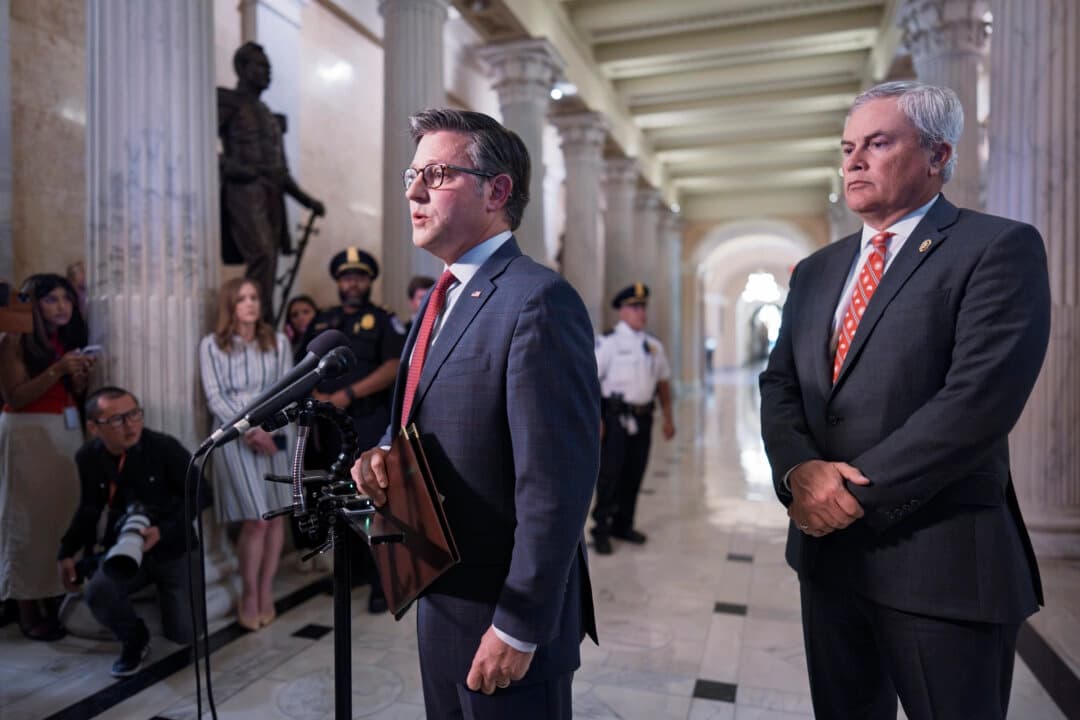 El presidente de la Cámara de Representantes, Mike Johnson (R-La), y el presidente del Comité de Supervisión de la Cámara, James Comer (R-Ky), a la derecha, hablan con los periodistas después de una reunión a puerta cerrada con las víctimas de la investigación del caso de tráfico sexual de Jeffrey Epstein, en el Capitolio en Washington, el 2 de septiembre de 2025. (J. Scott Applewhite/Foto AP)