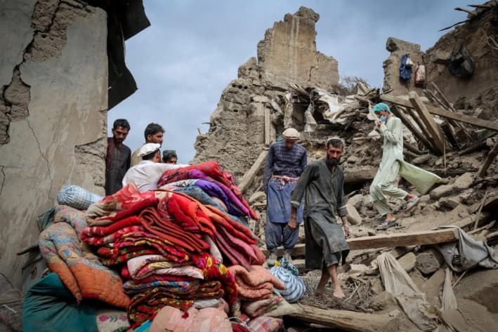 Hombres caminan sobre los escombros de una casa dañada en Mazar Dara, provincia de Kunar, Afganistán, el 2 de septiembre de 2025. (Sayed Hassib/Reuters)