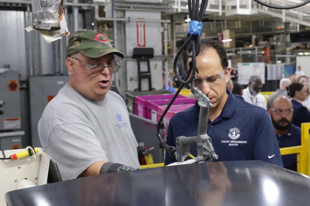 El alcalde de Louisville, Craig Greenberg (derecha), visita la línea de producción de lavadoras en Appliance Park, sede de GE Appliances, en Louisville, Kentucky, el 13 de agosto de 2025. (Michael Hickey/Getty Images para GE Appliances).