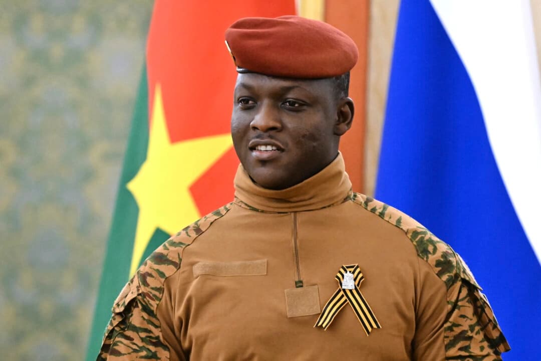 El líder de Burkina Faso, Ibrahim Traore, llega al Gran Palacio del Kremlin en Moscú, Rusia, el 10 de mayo de 2025. (Stanislav Krasilnikov/RIA Novosti vía AP).