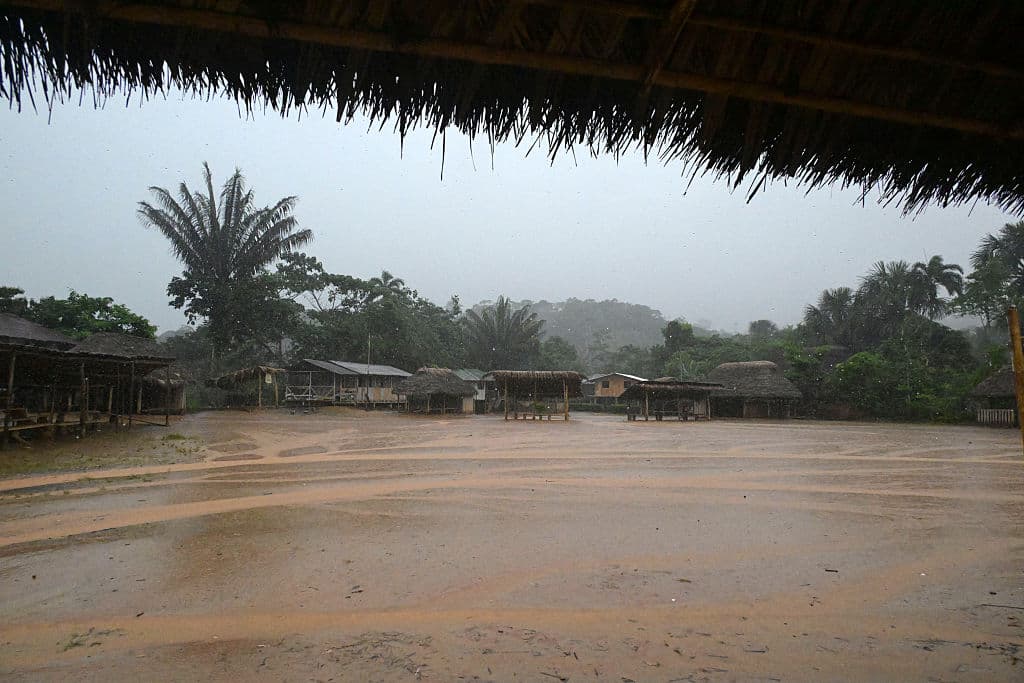 Plaza principal de Sarayaku, en la provincia amazónica de Pastaza, Ecuador (Foto de RODRIGO BUENDIA/AFP vía Getty Images)