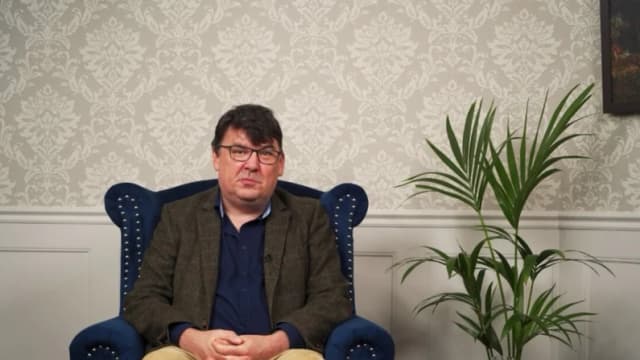Graham Linehan siendo entrevistado por Lee Hall para el programa "British Thought Leaders" (Líderes intelectuales británicos) de NTD el 24 de octubre de 2023. (NTD).
