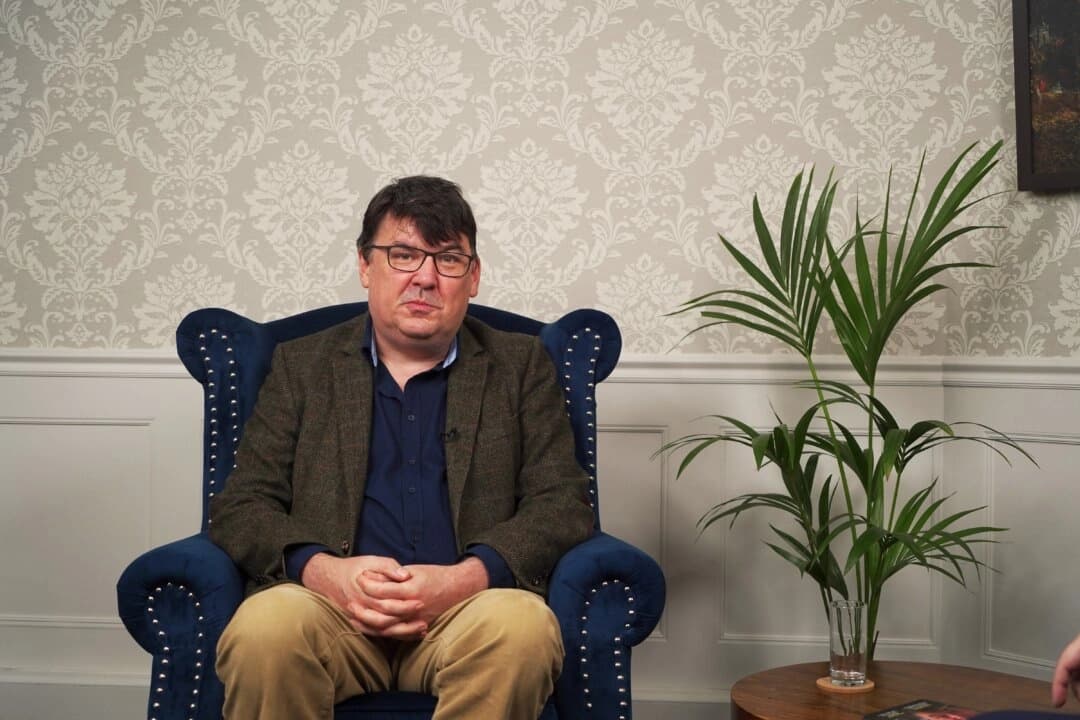 Graham Linehan siendo entrevistado por Lee Hall para el programa "British Thought Leaders" (Líderes intelectuales británicos) de NTD el 24 de octubre de 2023. (NTD).