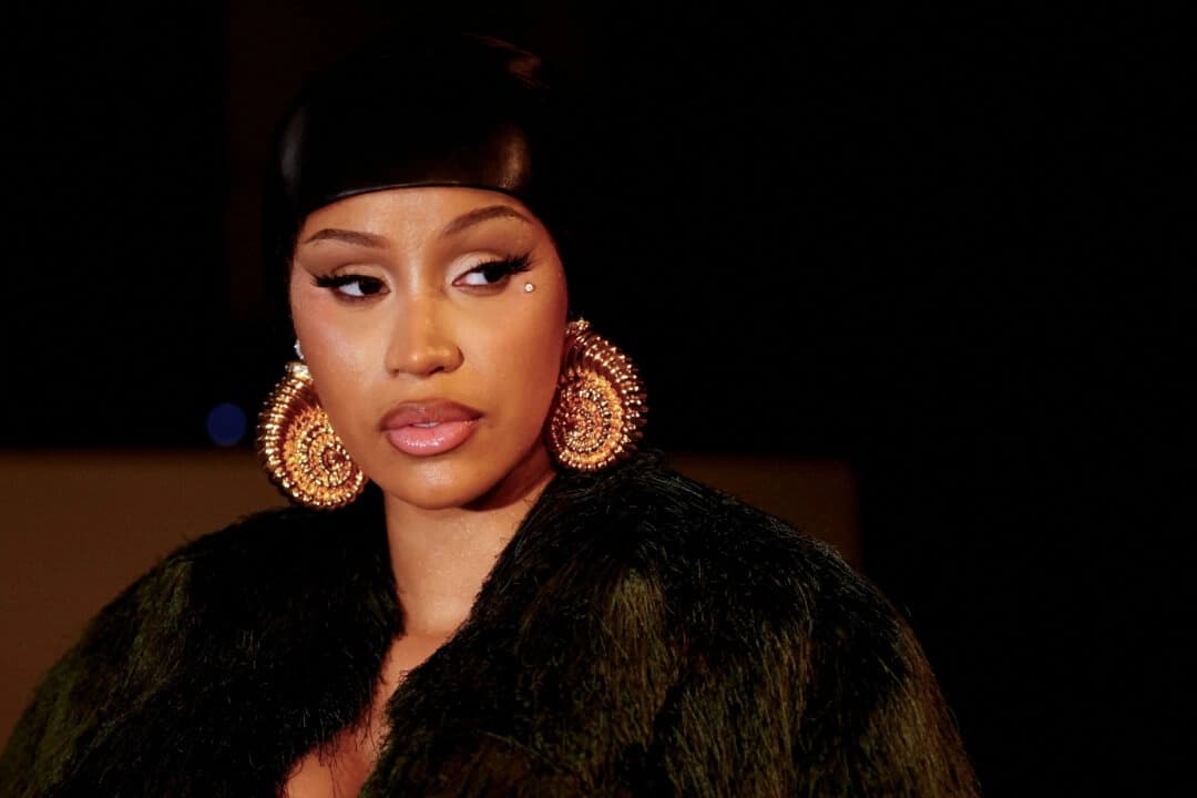 Cardi B observa durante la presentación de la colección prêt-à-porter primavera/verano 2025 del diseñador Rousteing para la casa de moda Balmain durante la Semana de la Moda de París, en París, Francia, el 25 de septiembre de 2024. (Johanna Geron/Reuters)
