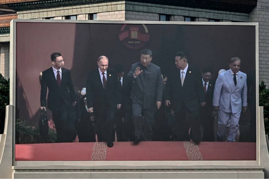 Una exhibición muestra al líder chino Xi Jinping (c) caminando junto al presidente ruso Vladimir Putin (centro izq.) y el líder norcoreano Kim Jong-un (centro der.) antes de un desfile militar que conmemora el 80 aniversario de la victoria sobre Japón y el fin de la Segunda Guerra Mundial, en la Plaza de Tiananmén, Beijing, el 3 de septiembre de 2025. Pedro Pardo/AFP vía Getty Images