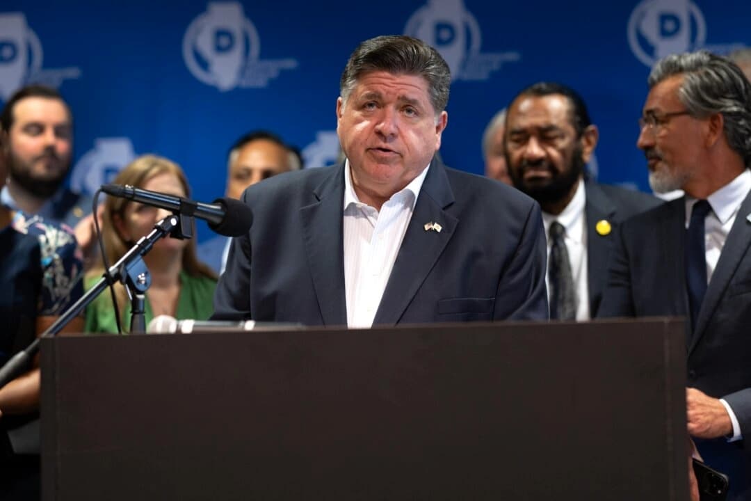 El gobernador de Illinois, JB Pritzker, habla durante una rueda de prensa con los demócratas de Texas en la sede del sindicato International Union of Painters and Allied Trades en Aurora, Illinois, el 5 de agosto de 2025. (Scott Olson/Getty Images)
