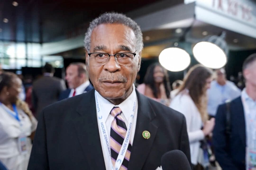 El representante Emanuel Cleaver (D-Mo.) en la Convención Nacional Demócrata celebrada en Chicago el 20 de agosto de 2024. (The Epoch Times)
