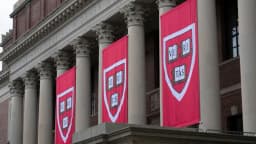 Juez revoca congelación de fondos de la administración Trump para Harvard