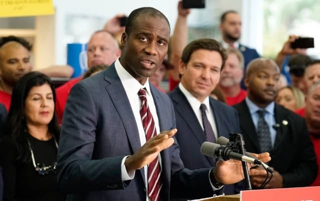 El director de salud pública de Florida, Dr. Joseph Ladapo, gesticula mientras habla con simpatizantes y miembros de los medios de comunicación antes de la firma de un proyecto de ley por parte del gobernador Ron DeSantis, en Brandon, Florida, el 18 de noviembre de 2021. (Foto AP/Chris O'Meara, Archivo)