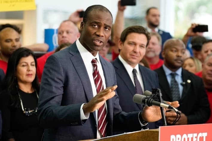 El director de salud pública de Florida, Dr. Joseph Ladapo, gesticula mientras habla con simpatizantes y miembros de los medios de comunicación antes de la firma de un proyecto de ley por parte del gobernador Ron DeSantis, en Brandon, Florida, el 18 de noviembre de 2021. (Foto AP/Chris O'Meara, Archivo)