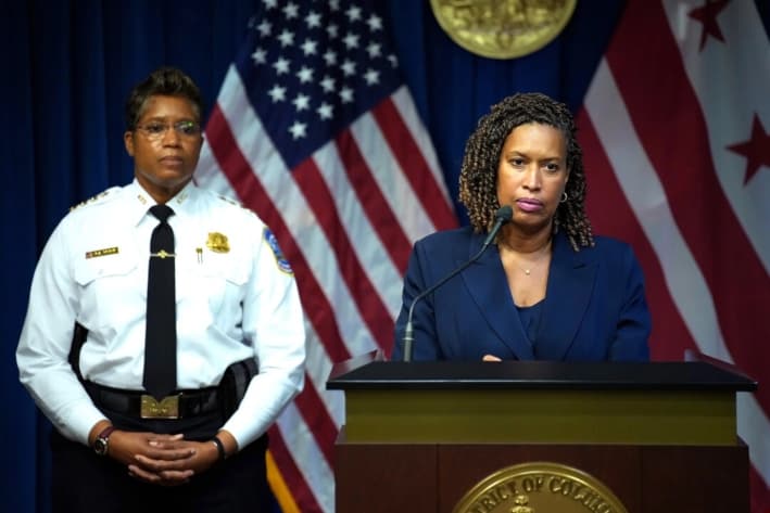 La alcaldesa de Washington, Muriel Bowser (derecha), acompañada por la jefa de policía, Pamela Smith, habla en una conferencia de prensa después de que el presidente Trump anunciara la toma de control federal del Departamento de Policía Metropolitana en el Edificio Wilson, en Washington, el 11 de agosto de 2025. (Kevin Dietsch/Getty Images)