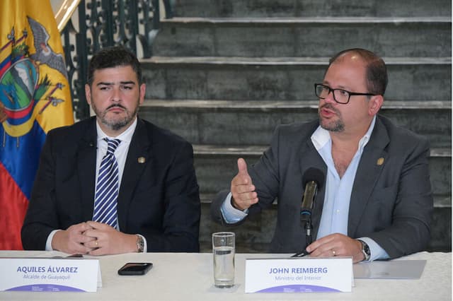 El ministro del Interior de Ecuador, John Reimberg (derecha), habla junto al alcalde de Guayaquil, Aquiles Álvarez, durante una reunión sobre seguridad y relaciones bilaterales con Estados Unidos, previa a la visita del secretario de Estado estadounidense Marco Rubio a Ecuador, en Quito, el 2 de septiembre de 2025. (Foto de Rodrigo BUENDIA / AFP) (Foto de RODRIGO BUENDIA/AFP vía Getty Images)