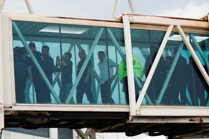 Migrantes venezolanos llegan tras ser deportados de Estados Unidos al Aeropuerto Internacional Simón Bolívar, en Maiquetía, Venezuela, el 23 de abril de 2025. (Leonardo Fernández Viloria/Reuters)
