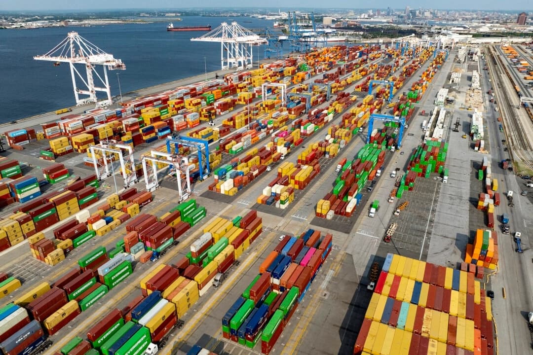 Contenedores de transporte en el puerto de Baltimore, en Baltimore, el 7 de agosto de 2025. (Jim Watson/AFP a través de Getty Images)
