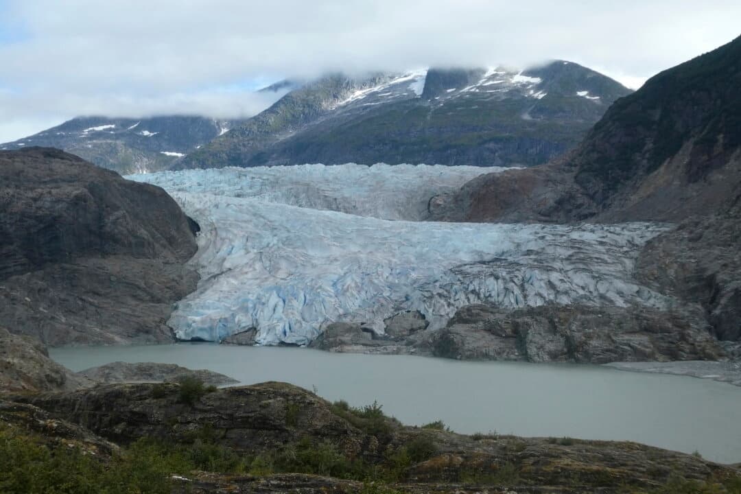 El glaciar Mendenhall y el lago Mendenhall, que se muestran aquí el 30 de agosto de 2025 en Juneau, Alaska, forman parte de una zona recreativa muy popular entre turistas y residentes. (Becky Bohrer/AP Photo)
