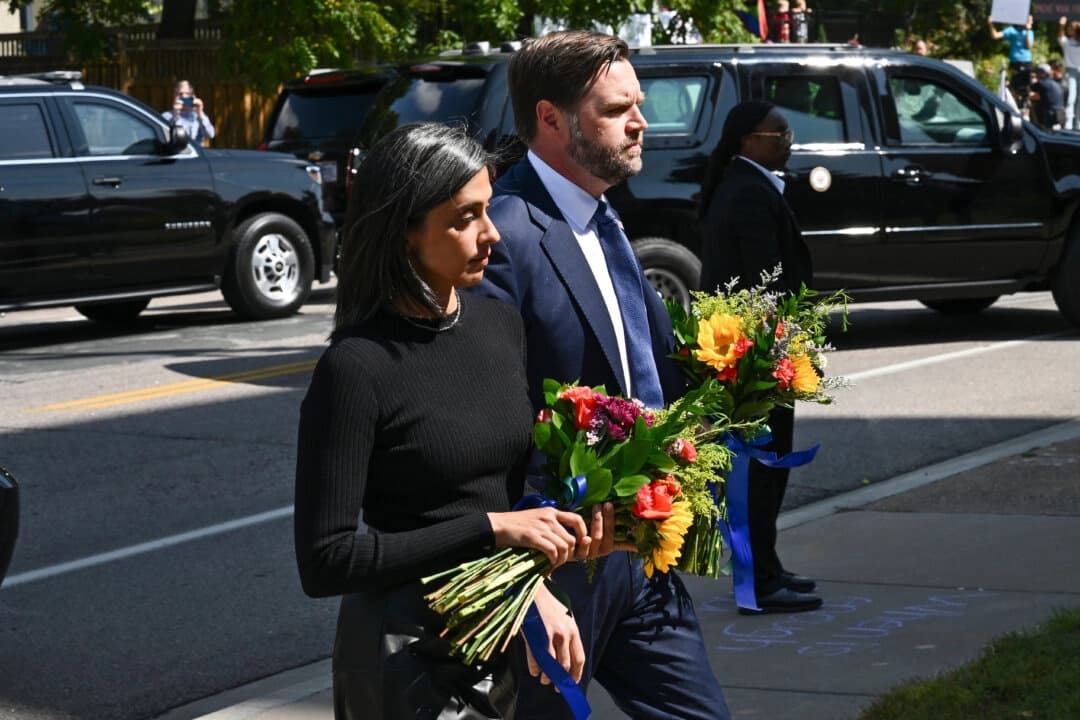 El vicepresidente JD Vance y su esposa, la segunda dama Usha Vance, llegan para presentar sus respetos a las víctimas del tiroteo en la iglesia católica Annunciation en Minneapolis, Minnesota, el 3 de septiembre de 2025. (Alex Wroblewski/Pool vía AP).
