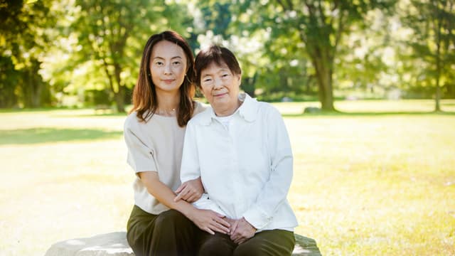 Gong Xiaoyan y su madre, Sun Dongxia, escaparon de la persecución en China para comenzar una nueva vida en Otisville, Nueva York, el 31 de agosto de 2025. (Petr Svab/The Epoch Times)
