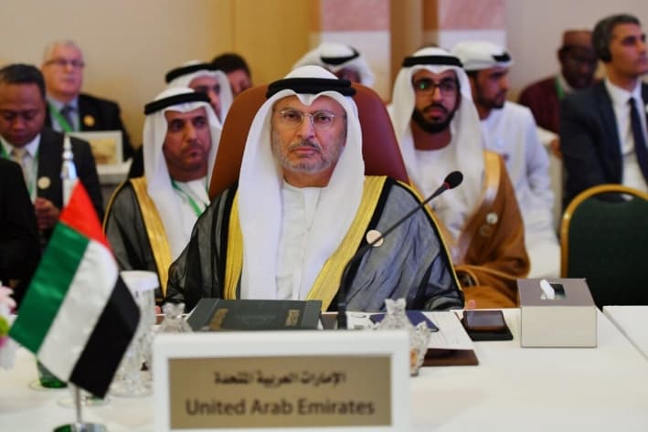 El ministro de Estado de Asuntos Exteriores de los Emiratos Árabes Unidos, Anwar Gargash (centro), durante una reunión preparatoria para las cumbres del CCG, árabe e islámica en Yeda, Arabia Saudita, el 29 de mayo de 2019. (Waleed Ali/Reuters)