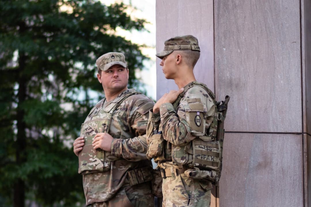 Miembros de la Guardia Nacional patrullan una parada del metro en Washington el 25 de agosto de 2025. (Madalina Kilroy/The Epoch Times)
