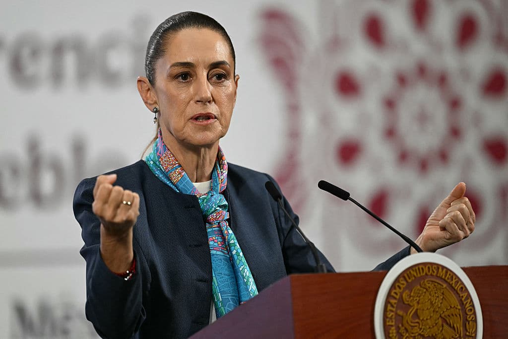 La presidenta de México, Claudia Sheinbaum, habla durante su conferencia de prensa diaria en el Palacio Nacional de la Ciudad de México, el 4 de septiembre de 2025. (YURI CORTEZ/AFP vía Getty Images)
