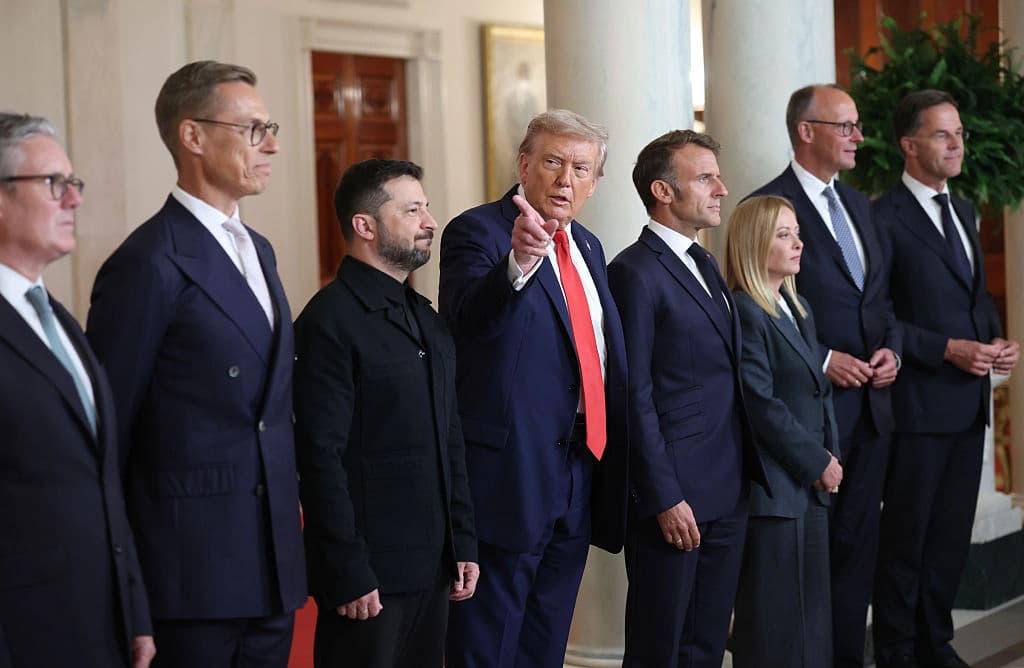 El presidente de Estados Unidos, Donald Trump, y el presidente de Ucrania, Volodimir Zelenski, posan para una foto con los líderes europeos tras una reunión en el Despacho Oval de la Casa Blanca en Washington el 18 de agosto de 2025. (Win McNamee/Getty Images)