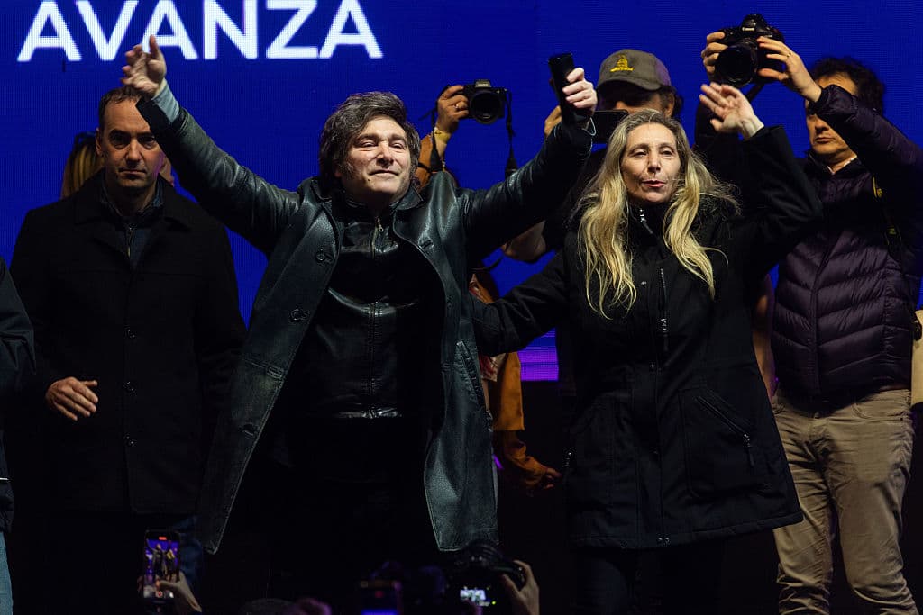 El presidente de Argentina, Javier Milei, gesticula junto a la secretaria general de la Presidencia, Karina Milei, tras pronunciar un discurso durante un mitin electoral en el Club Villa Ángela el 3 de septiembre de 2025. La provincia de Buenos Aires celebrará elecciones legislativas el 7 de septiembre para renovar 46 escaños de diputados y 23 de senadores provinciales. (Foto de Tomás Cuesta/Getty Images)