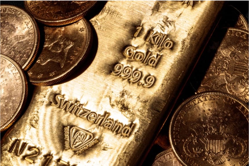 Un lingote de oro suizo y monedas de oro de un dólar estadounidense se muestran en París, Francia, el 20 de febrero de 2020. Joel Saget/AFP/Getty Images