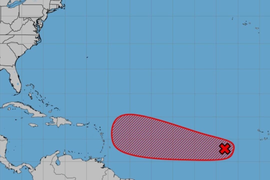 El Centro Nacional de Huracanes (NHC) informó el 4 de septiembre que un sistema meteorológico tropical en el océano Atlántico probablemente se convertirá en una tormenta más fuerte en los próximos días. (NHC)

